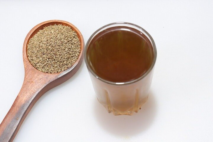 अजवाइन का आयुर्वेद में महत्व: गुण-कर्म, फायदे व १० सिद्ध प्रयोग Ajwain ke beej aur ajwain ka pani