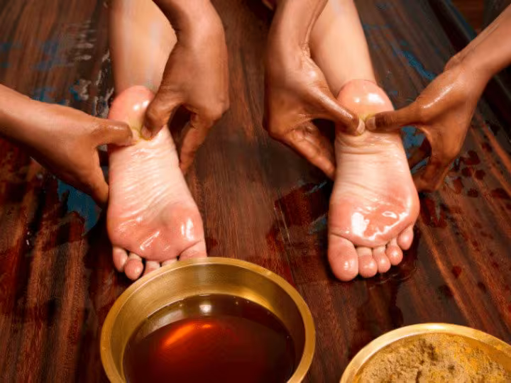 पादाभ्यंग (Padabhyanga): पैर मालिश के चमत्कारिक स्वास्थ्य लाभ foot massage therapy