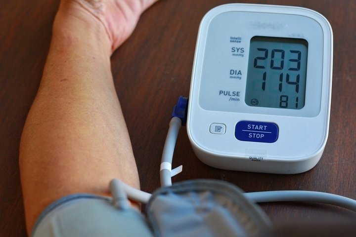 हाई ब्लड प्रेशर तुरंत कम करने के 10 आयुर्वेदिक उपाय A person with high blood pressure readings