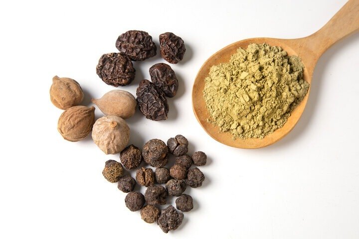 त्रिफला चूर्ण: आयुर्वेद का सर्वश्रेष्ठ त्रिदोषनाशक रसायन! Triphala Health Benefits Triphala fruits and powder in Ayurveda